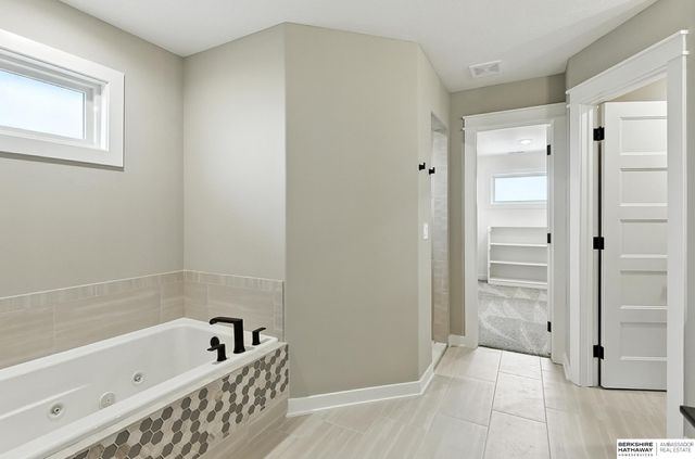 20052 R Street, Omaha, NE 68135