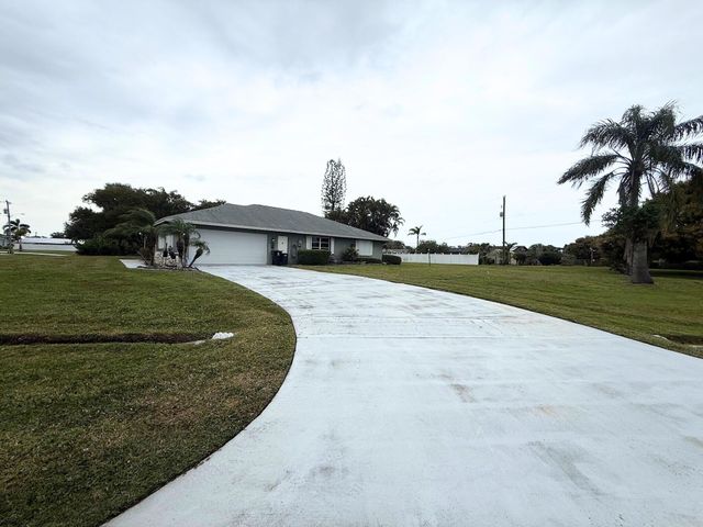 2092 SE Allamanda Drive, Port St Lucie, FL 34952