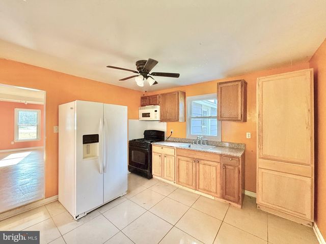 1066 E SHERMAN AVE, Vineland, NJ 08361