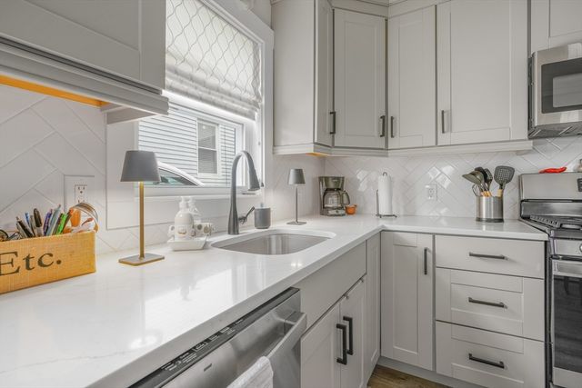 381 Wood St, Bristol, RI 02809