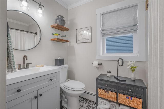 381 Wood St, Bristol, RI 02809