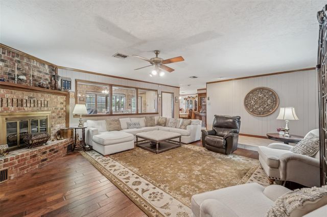 9243 Deepwater Drive, Montgomery, TX 77356