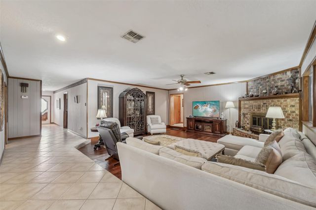 9243 Deepwater Drive, Montgomery, TX 77356