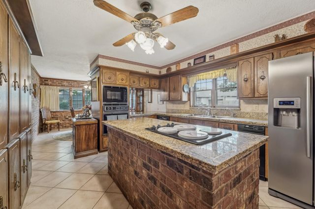 9243 Deepwater Drive, Montgomery, TX 77356