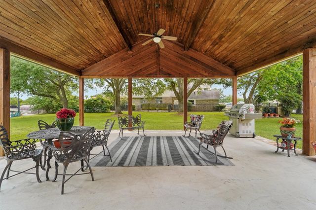 9243 Deepwater Drive, Montgomery, TX 77356