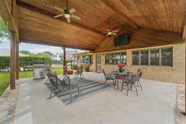 9243 Deepwater Drive, Montgomery, TX 77356