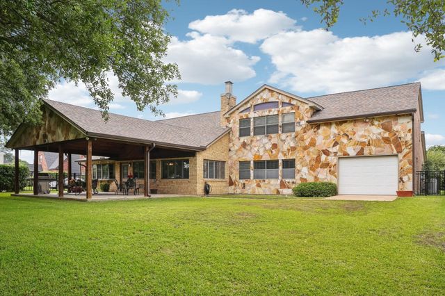 9243 Deepwater Drive, Montgomery, TX 77356