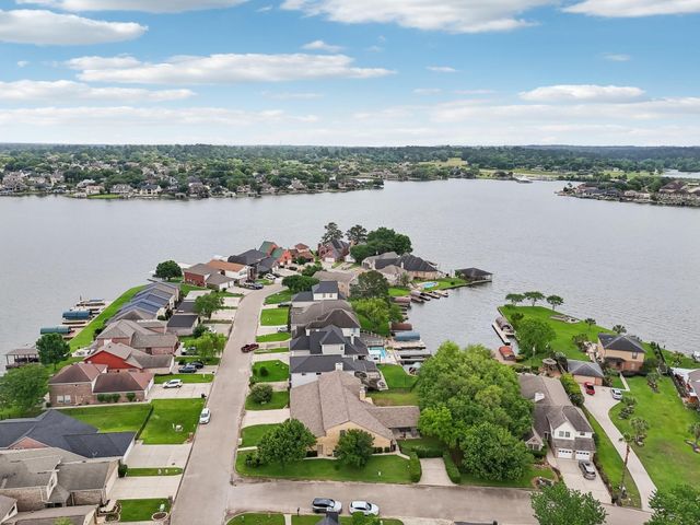 9243 Deepwater Drive, Montgomery, TX 77356