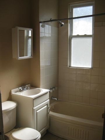 8523 S MUSKEGON Avenue, Chicago, IL 60617