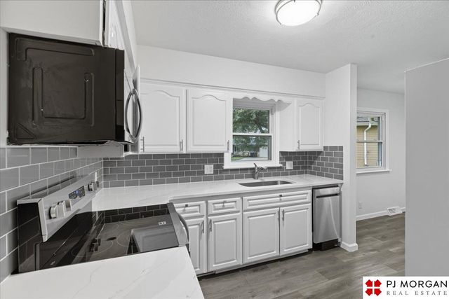 8006 Groves Circle, Omaha, NE 68147