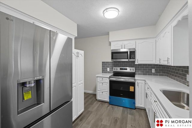 8006 Groves Circle, Omaha, NE 68147