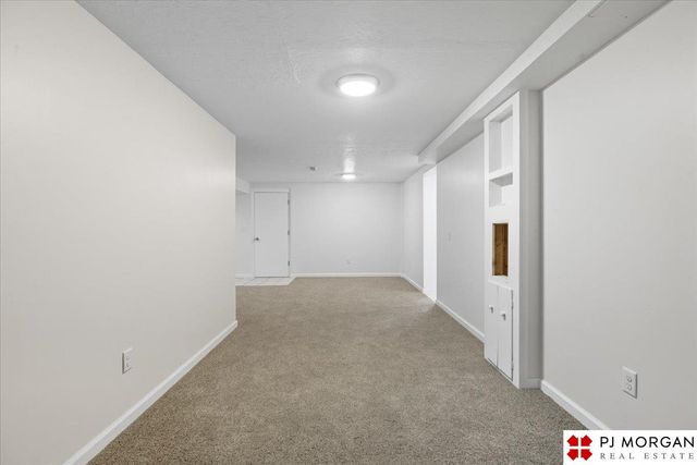 8006 Groves Circle, Omaha, NE 68147