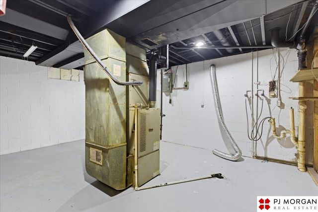 8006 Groves Circle, Omaha, NE 68147