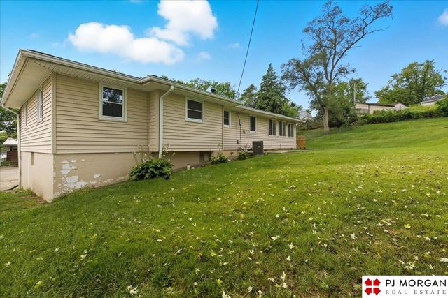 8006 Groves Circle, Omaha, NE 68147