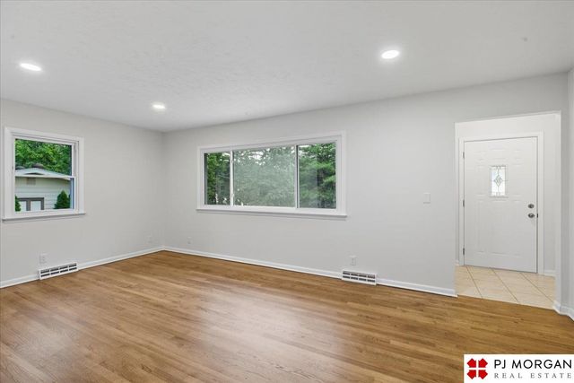 8006 Groves Circle, Omaha, NE 68147