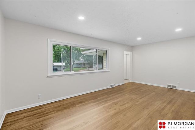 8006 Groves Circle, Omaha, NE 68147