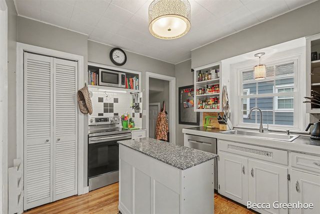 2448 Belfast Avenue, Grand Rapids, MI 49507