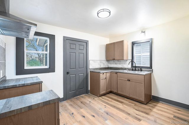 1379 Washington Avenue, Flint, MI 48503