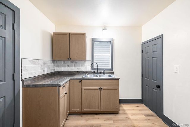 1379 Washington Avenue, Flint, MI 48503