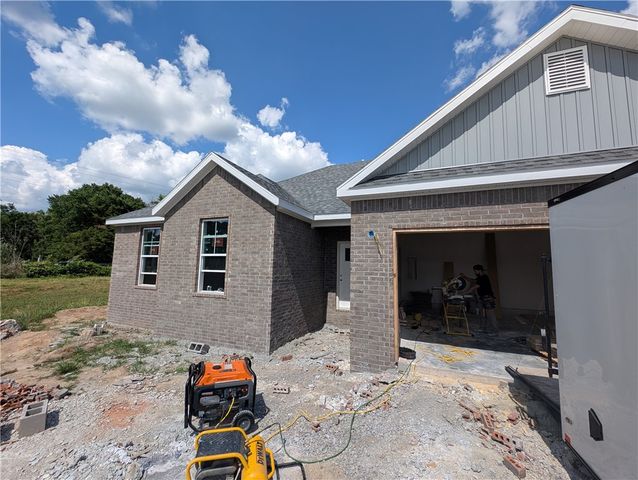 100 White Oak Street, Gentry, AR 72734