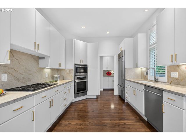 1941 Sw MONTGOMERY Pl, Portland, OR 97201