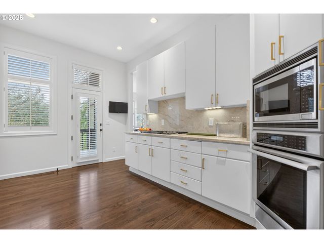 1941 Sw MONTGOMERY Pl, Portland, OR 97201