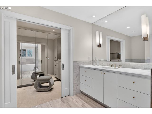 1941 Sw MONTGOMERY Pl, Portland, OR 97201