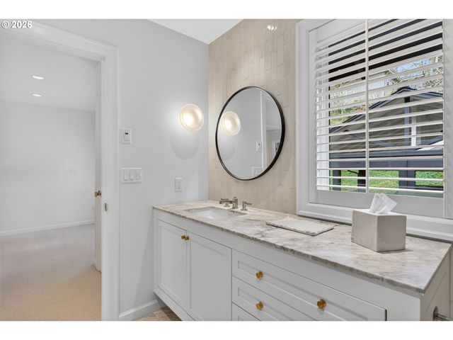 1941 Sw MONTGOMERY Pl, Portland, OR 97201