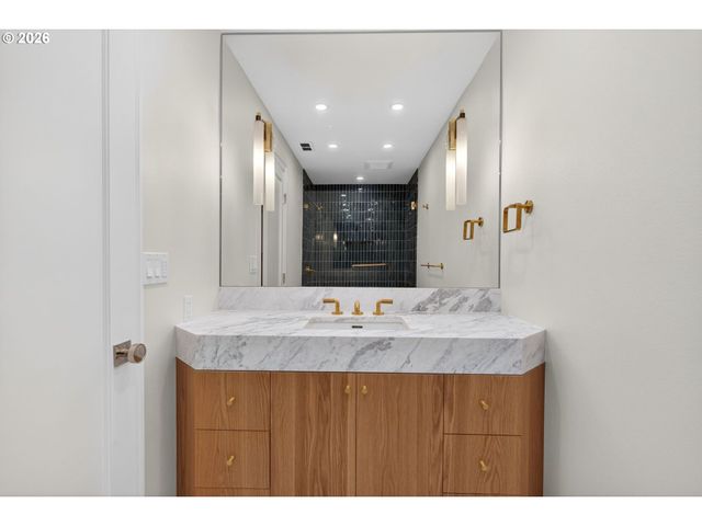 1941 Sw MONTGOMERY Pl, Portland, OR 97201