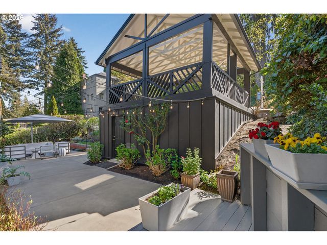 1941 Sw MONTGOMERY Pl, Portland, OR 97201