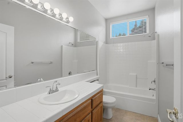 6017 Lakewood Shores Drive, Bakersfield, CA 93312