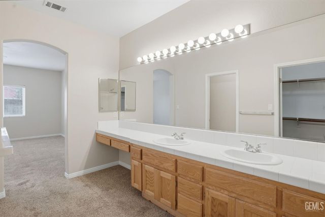 6017 Lakewood Shores Drive, Bakersfield, CA 93312