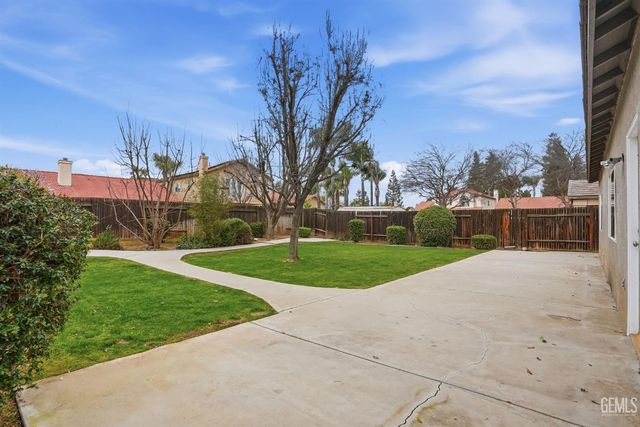 6017 Lakewood Shores Drive, Bakersfield, CA 93312