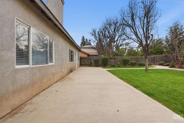 6017 Lakewood Shores Drive, Bakersfield, CA 93312