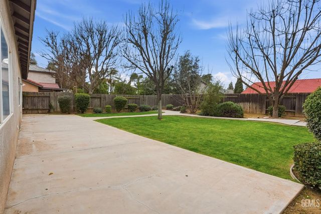 6017 Lakewood Shores Drive, Bakersfield, CA 93312