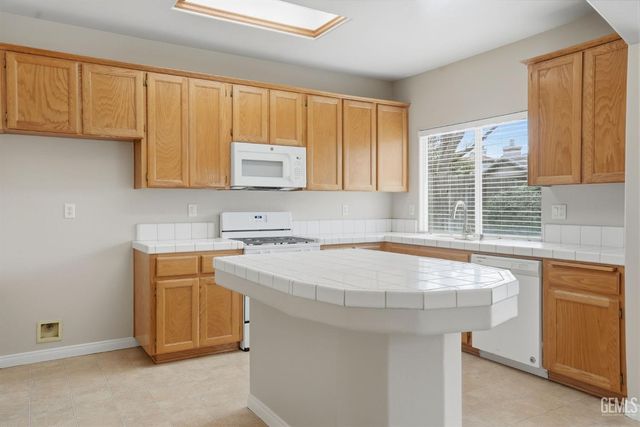 6017 Lakewood Shores Drive, Bakersfield, CA 93312