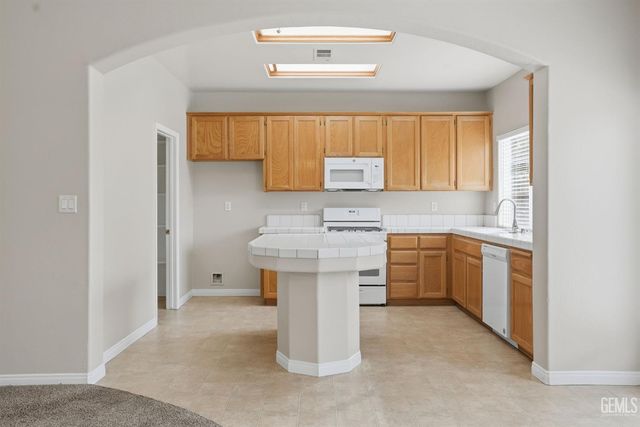 6017 Lakewood Shores Drive, Bakersfield, CA 93312