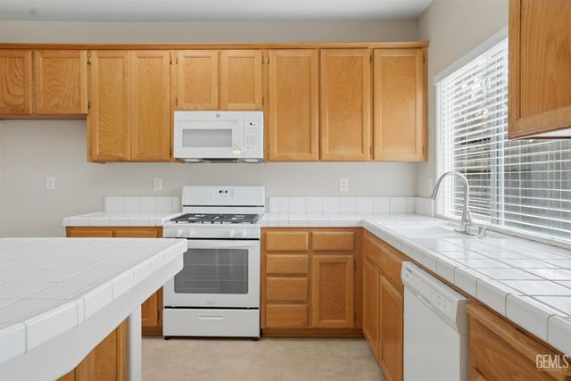 6017 Lakewood Shores Drive, Bakersfield, CA 93312