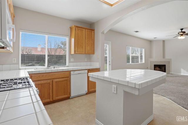 6017 Lakewood Shores Drive, Bakersfield, CA 93312