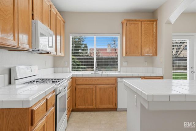 6017 Lakewood Shores Drive, Bakersfield, CA 93312