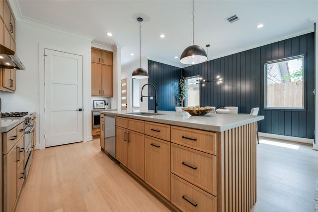 1312 Castle Court B, Houston, TX 77006