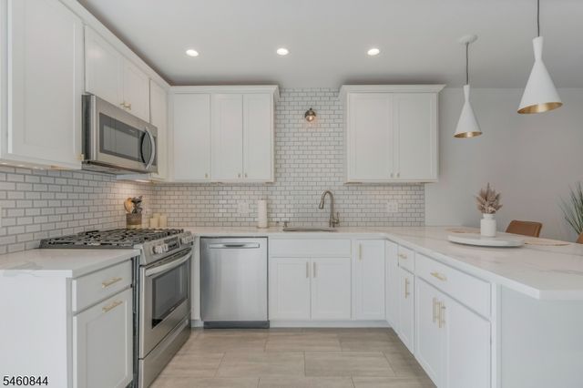 416 Willow Ct, Raritan Twp., NJ 08822