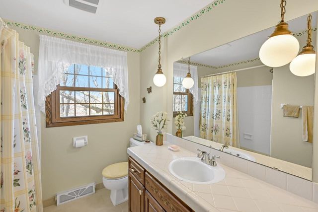 W287N6575 Hibritten WAY, Hartland, WI 53029