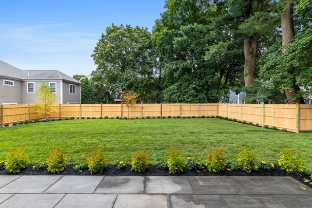 564 Chestnut St, Needham, MA 02492