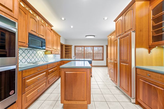 32981 N River Road, Libertyville, IL 60048