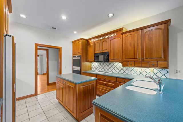 32981 N River Road, Libertyville, IL 60048