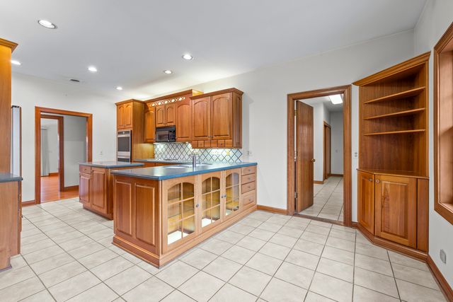 32981 N River Road, Libertyville, IL 60048