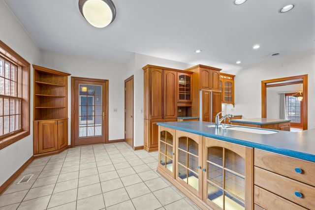 32981 N River Road, Libertyville, IL 60048