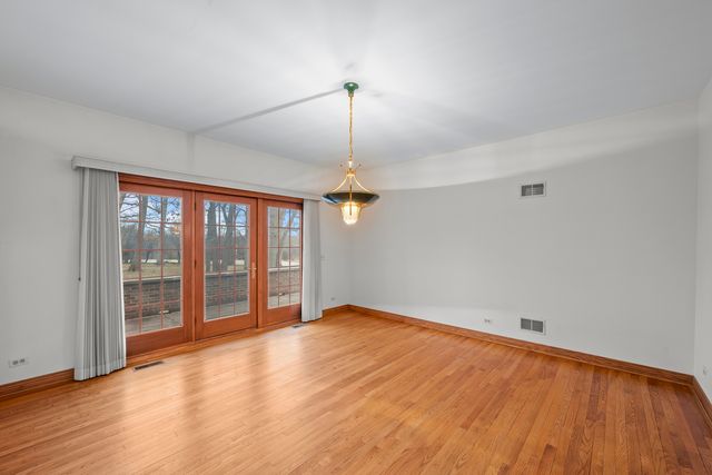 32981 N River Road, Libertyville, IL 60048