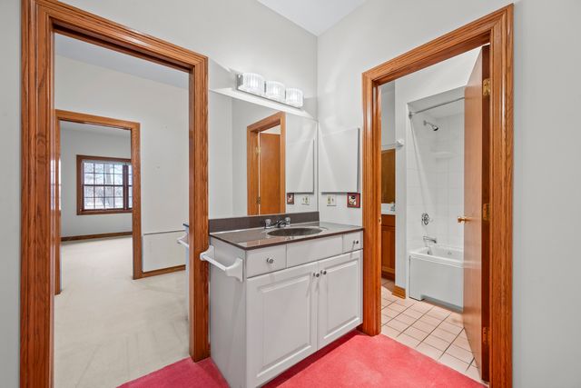 32981 N River Road, Libertyville, IL 60048